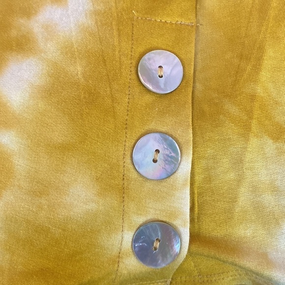 NWT Chacha Vente yellow and white top with pearlized button detail. 1X - Picture 4 of 10